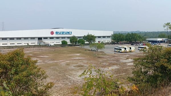 Linha de montagem de motocicletas na fábrica da Suzuki em Manaus, com trabalhadores em suas funções