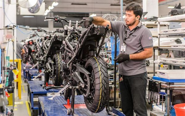 Funcionário da Triumph montando uma motocicleta em linha de produção na fábrica de Manaus