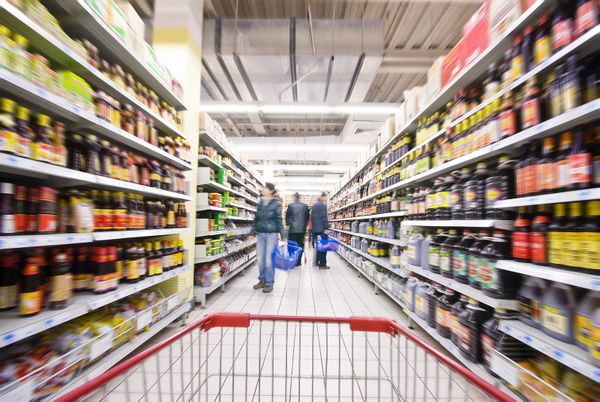 Pessoas caminhando em um shopping center, com lojas e vitrines ao fundo, em Manaus