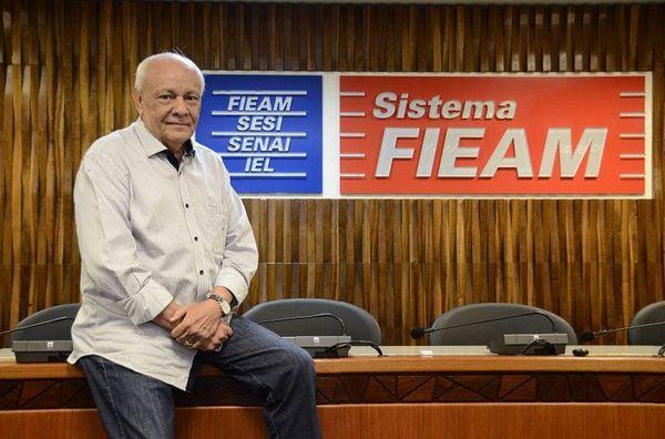 Presidente da Fieam, Antonio Silva, em ambiente formal de escritório