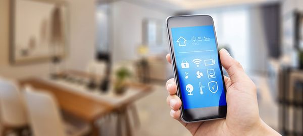 Dispositivos de casa inteligente, como lâmpadas e assistente de voz, em um ambiente moderno