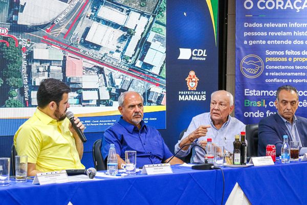 Antonio Silva, presidente da Fieam, em evento da CDL Manaus, com microfone e ao lado de outras autoridades