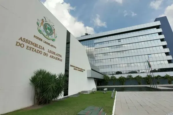 Fachada da Assembleia Legislativa do Estado do Amazonas em Manaus, com o brasão do Poder Legislativo em destaque.