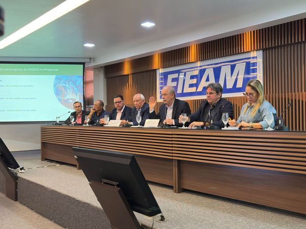 Mesa diretora na Fieam com Aloizio Mercadante e Antonio Silva durante balanço de atuação do BNDES no Amazonas, em Manaus.