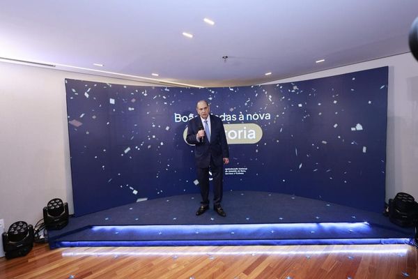 José Roberto Tadros discursa em um palco com fundo azul e a frase Boas-vindas à nova diretoria em Brasília.