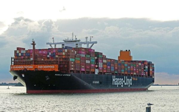 Navio porta-contêineres Manila Express da armadora Hapag-Lloyd navegando em águas abertas sob céu nublado.