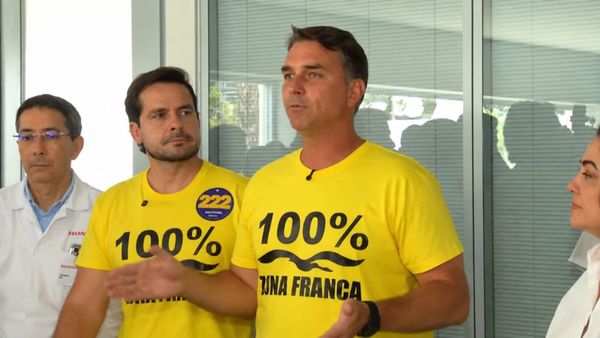 O senador Flávio Bolsonaro veste camisa amarela com a frase 100% Zona Franca durante discurso em Manaus.