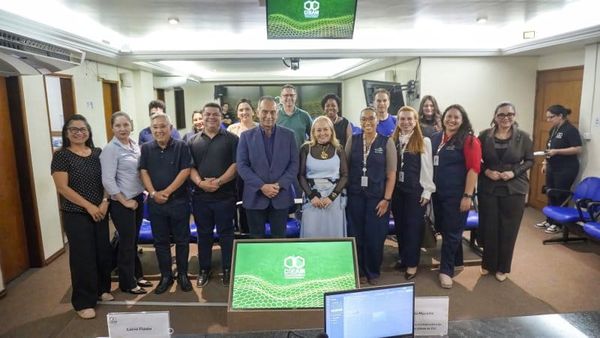 Integrantes da Comissão de ESG do Cieam reunidos em sala de reuniões com telas exibindo a logomarca da entidade em Manaus.