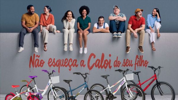 Adultos sentados em um muro acima da frase Não esqueça a Caloi do seu filho, com bicicletas infantis posicionadas à frente.