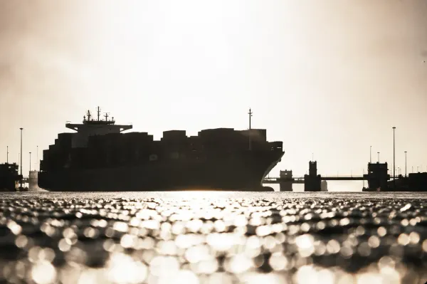 Canal do Panamá altera sistema de reservas enquanto reduz trânsito de navios