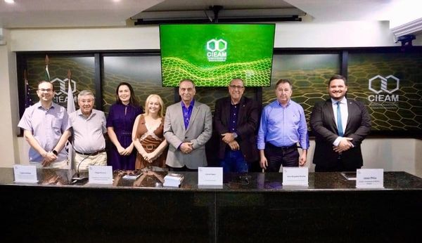 Diretores e palestrantes reunidos em bancada durante a 369ª Reunião Ordinária de Diretoria do Cieam em Manaus.