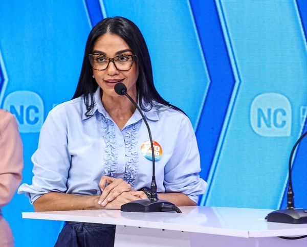 Dra. Shádia Fraxe, candidata à vice-governadora, fala ao microfone durante sabatina na TV Norte Amazonas.