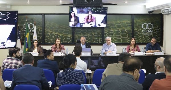 Lideranças empresariais sentadas à mesa diretiva durante a 370ª Reunião Ordinária de Diretoria do Cieam, em Manaus.