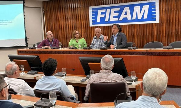 Representantes da Fieam, Sesi e OIM reunidos em mesa redonda durante encontro na sede da federação em Manaus.
