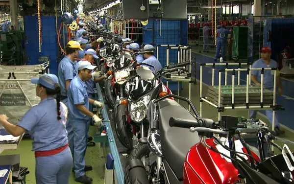 Trabalhadores em linha de montagem de motocicletas na fábrica da Yamaha, no Polo Industrial de Manaus.