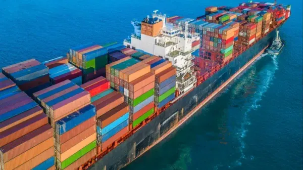 Navio porta-contêineres carregado navegando em mar aberto.