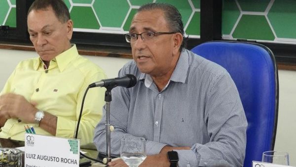 Luiz Augusto Barreto Rocha, de camisa social cinza, fala ao microfone durante reunião do Cieam em Manaus.
