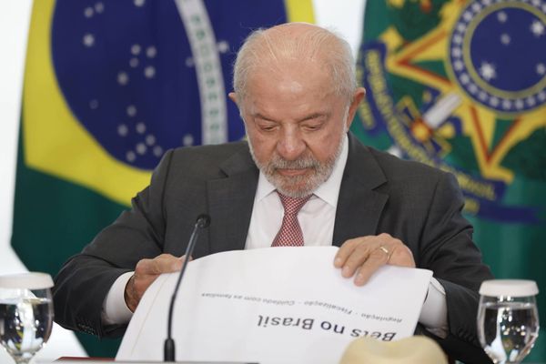 O presidente Lula manuseia documento com o título Bets no Brasil durante reunião em Brasília.