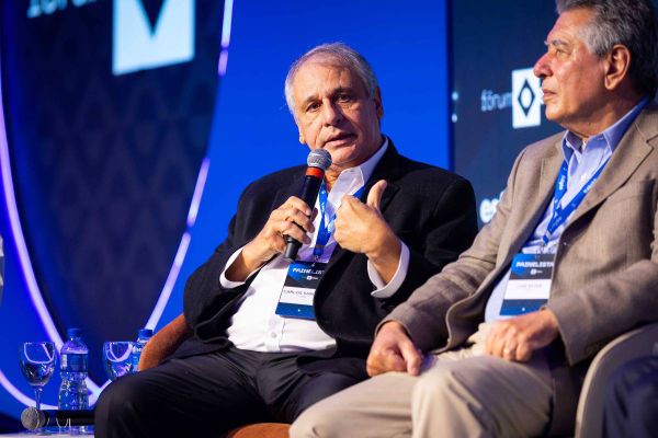 Carlos Sanchez, sócio do Grupo EMS, fala ao microfone durante painel em evento institucional.
