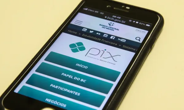 Celular exibindo a página oficial do Pix no site do Banco Central do Brasil.