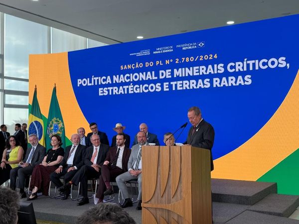 Ricardo Alban discursa em púlpito durante sanção da Política Nacional de Minerais Críticos no Palácio do Planalto.