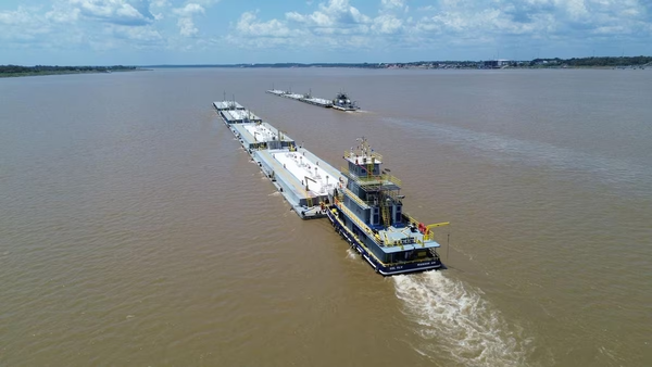 Comboio de balsas transportando combustível navegando pelo Rio Amazonas, em Manaus.