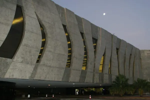 Fachada lateral do edifício do Superior Tribunal de Justiça (STJ) em Brasília, com arquitetura em concreto e vidro.
