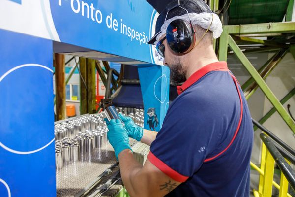 Ball usa monitoramento preditivo e participação de colaboradores para prevenir riscos industriais