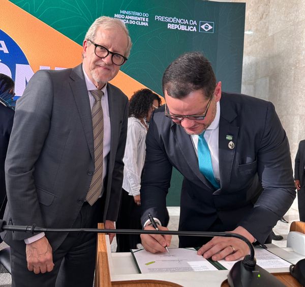 Leopoldo Montenegro assina documento ao lado de João Paulo Capobianco no Palácio do Planalto, em Brasília.