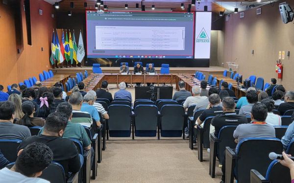 Auditório da Suframa lotado com representantes de empresas assistindo palestra sobre o novo processo de importação.