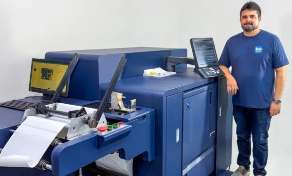 Homem ao lado da impressora digital AccurioLabel 230 da Konica Minolta na fábrica da TS Suprimentos em Manaus.
