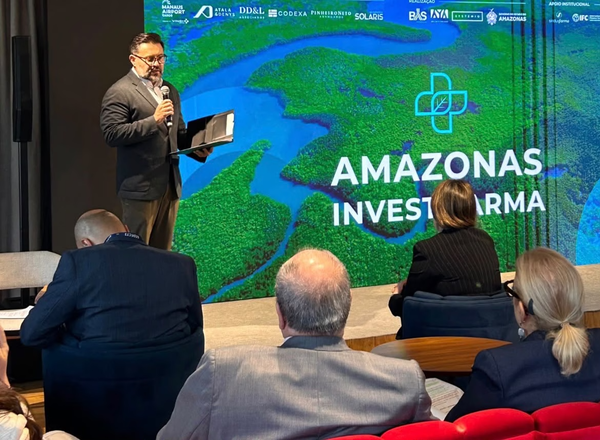 Alfredo Lins, secretário-chefe do ERGSP, fala ao microfone durante o evento Amazonas Invest Farma em São Paulo.