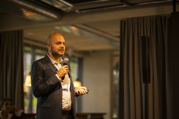 Anderson Grimm fala ao microfone durante o Amazonas Invest Farma, em São Paulo.
