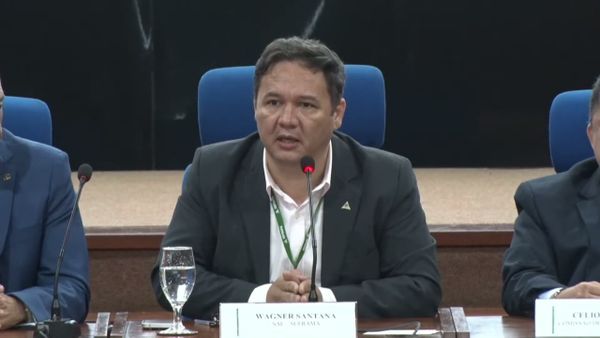 Wagner Santana, da Suframa, discursa à mesa no encerramento do fórum de comércio exterior do Cieam