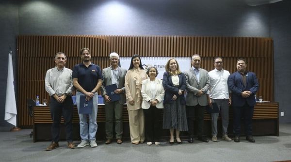 Integrantes da mesa diretora do seminário técnico posam para foto no auditório do Senai, no Distrito Industrial de Manaus.