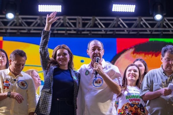 Omar discursa em palco ao lado de lideranças políticas e apoiadores durante evento no Studio5, em Manaus.