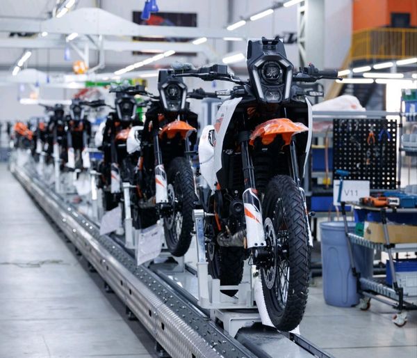 Linha de montagem com motocicletas KTM em suportes metálicos dentro da nova fábrica da marca em Manaus.