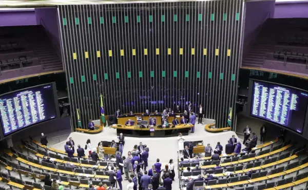 Deputados reunidos no plenário da Câmara dos Deputados durante sessão de votação em Brasília.