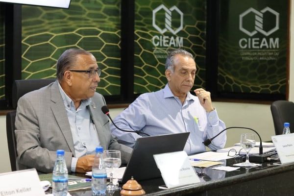 Luiz Augusto Barreto Rocha e Lúcio Flávio Morais de Oliveira em reunião na sede do Cieam, em Manaus.