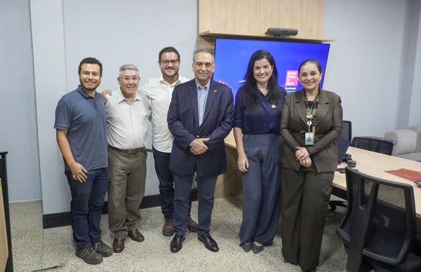 Integrantes da comitiva do Cieam e diretores do Estaleiro Juruá posam para foto em sala de reuniões em Iranduba.