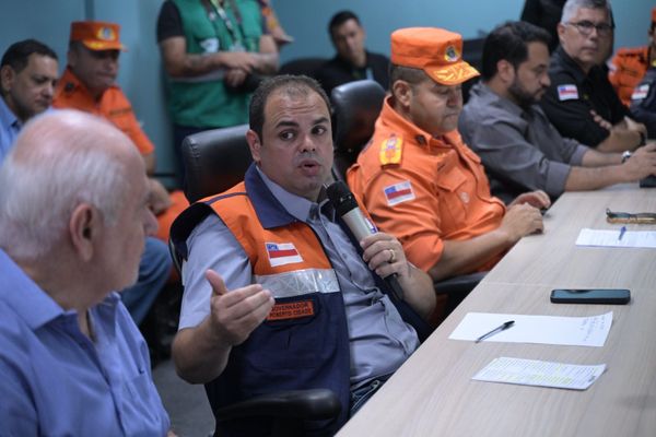 O governador Roberto Cidade fala ao microfone durante reunião do Comitê de Enfrentamento a Eventos Climáticos no Amazonas.