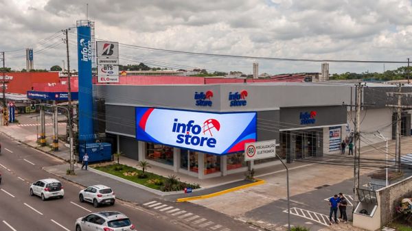Fachada de uma loja Info Store em Manaus, com painel de LED e letreiro da marca em uma esquina movimentada.