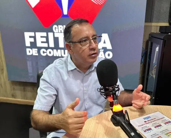 O deputado estadual Odilon Ribeiro fala ao microfone durante entrevista em estúdio de rádio.