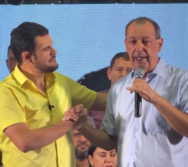 Renato Júnior e Omar Aziz apertam as mãos durante encontro político em Manaus.