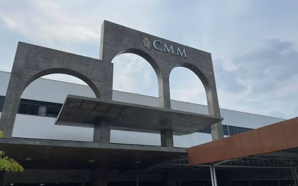 Fachada da Câmara Municipal de Manaus (CMM) com arcos de concreto e a sigla da instituição em destaque.