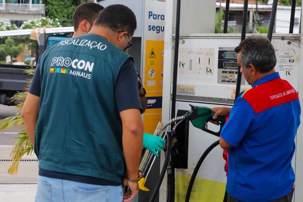Agentes do Procon Manaus realizam fiscalização em bomba de combustível de um posto de gasolina.