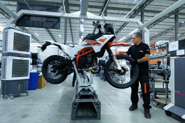 Trabalhador monta motocicleta em linha de produção da fábrica da KTM no Polo Industrial de Manaus.