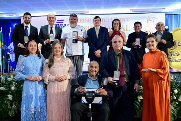 Homenageados com a Medalha do Mérito Empresarial Sebrae 2026 posam para foto oficial durante solenidade no Sesi em Manaus.