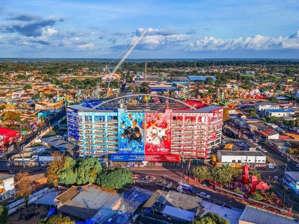 Vista aérea do Bumbódromo de Parintins, com as cores azul do Boi Caprichoso e vermelho do Boi Garantido em destaque.