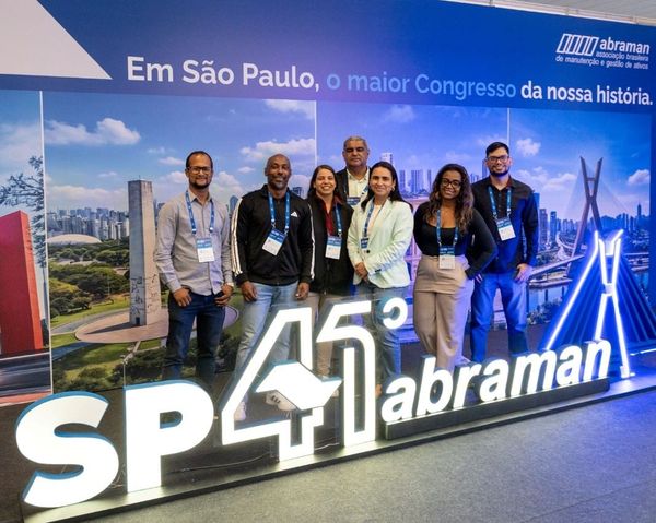 Equipe da Concessionária dos Aeroportos da Amazônia posa em frente ao letreiro do 41º Congresso Abraman, em São Paulo.